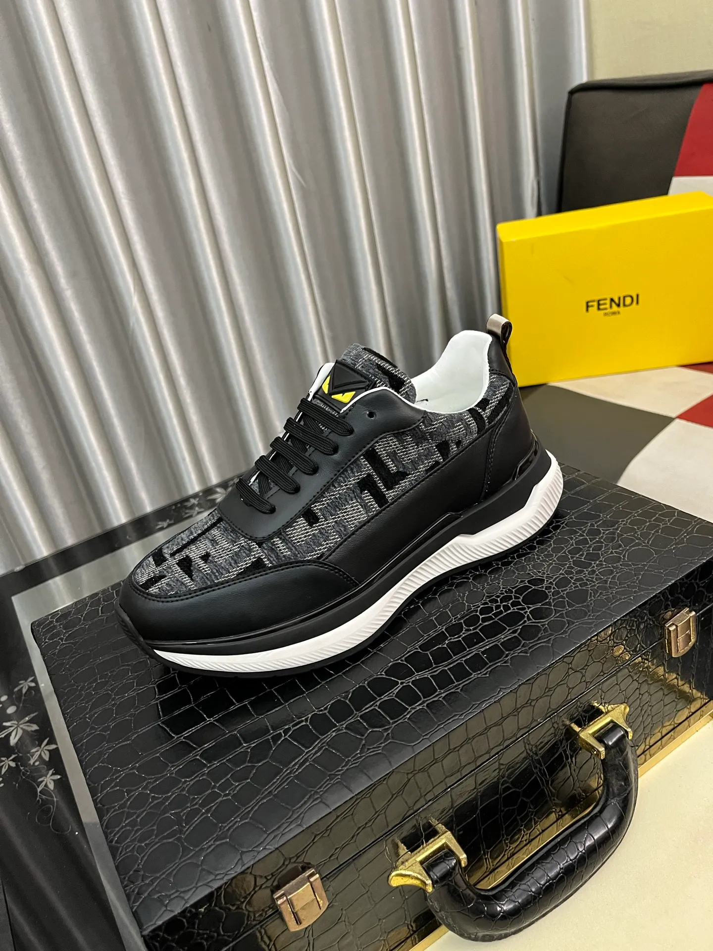 Men's Men's Shoes💰458⌚️⌚️[FENDI] Fendi's classic and comfortable men's, this complex sneaker is made of soft calfskin➕genuine leather lining➕original ultra-light rubber material with rough outsole. This unique light style is suitable for the casual and refined sensibility of this season. It is comfortable and natural on the feet. It is an everyday style for casual travel in autumn and winter! 38−444️⃣colors available